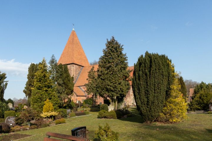 Friedhof Schönemoor
Jens Reiche, CC-BY-SA 4.0
Ansicht nach NW mit Kirche (2021)